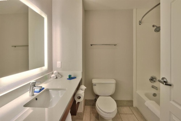 Holiday Inn Express & Suites Portales image 22