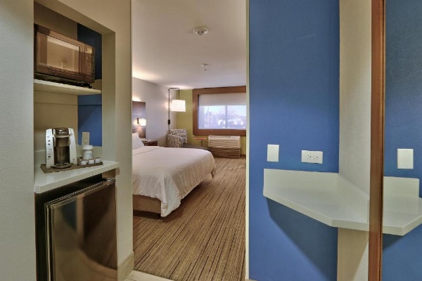 Holiday Inn Express & Suites Portales image 29