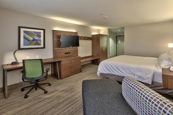 Holiday Inn Express & Suites Portales image 3